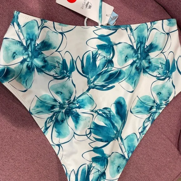 Cupshe bathing suit bottom. High waist. Size M. NWT. Tie detail on front. - Picture 6 of 6
